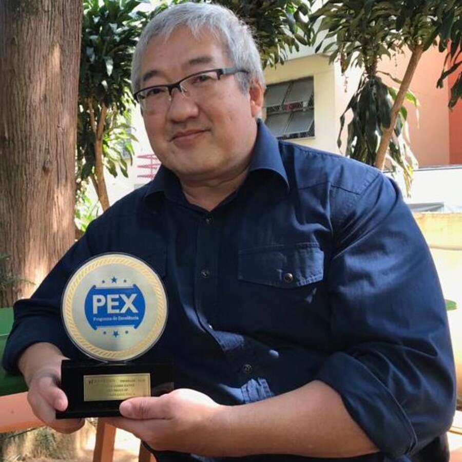 Luís Matsukura segurando um troféu